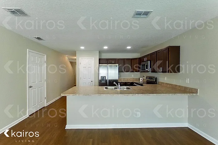 1331 Mull St — Photo 5