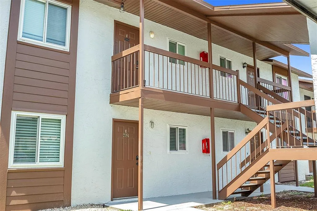 2 bed, 2.0 bath, 876 sqft, $1,300 — Photo 3