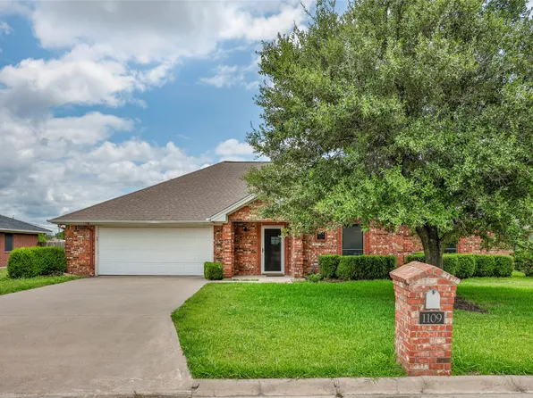 1109 W University Dr, Gainesville, TX 76240