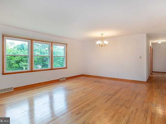 5th image of 16916 Hereford Rd