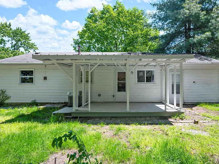 321 Arrow St — Photo 8