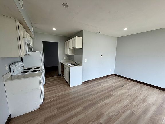 3rd image of 809 E 7th St #8