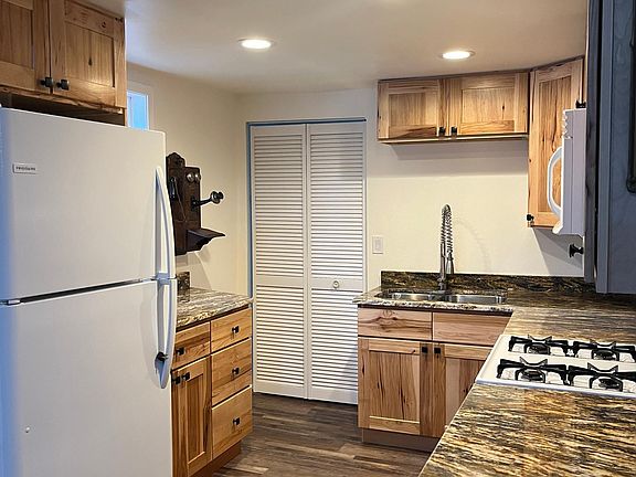 4th image of 601 N Park St