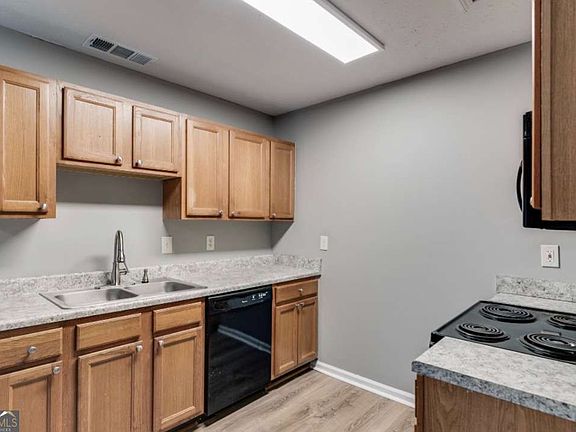 5th image of 209 E Wilson St