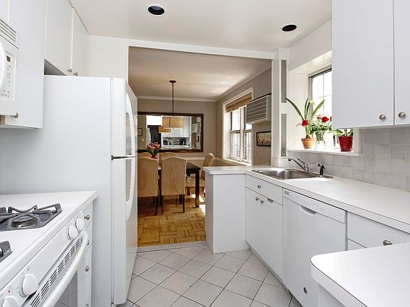 5th image of 5 Chateaux Cir APT 5G