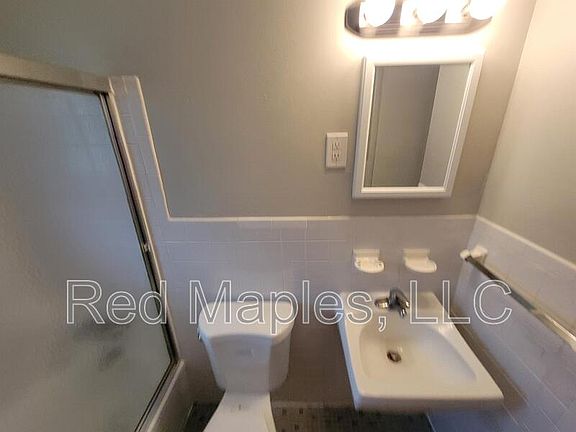 4th image of 3222B Airway Ave