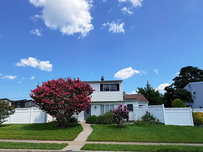 Pond Ln — Photo 1