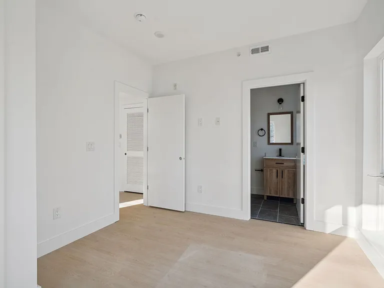2400 W Montgomery Ave — Photo 12