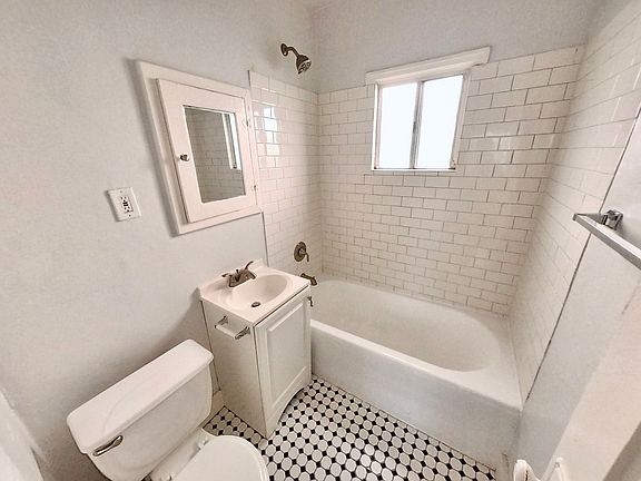 5th image of 2351 Chestnut Ave APT 3