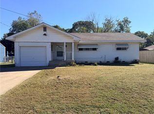 915 S Elm St, Siloam Springs, AR 72761