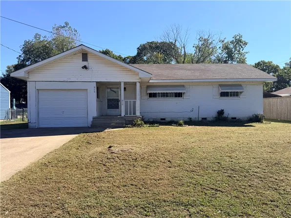 915 S Elm St, Siloam Springs, AR 72761
