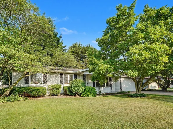 5800 Newhaven Dr, Portage, MI 49024