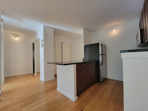 2nd image of 829 Greenwood Ave #M6
