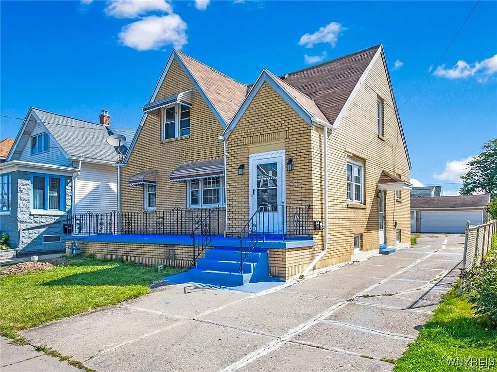 65 Wanda Ave photo 1