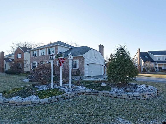 3rd image of 33 Huntleigh Dr