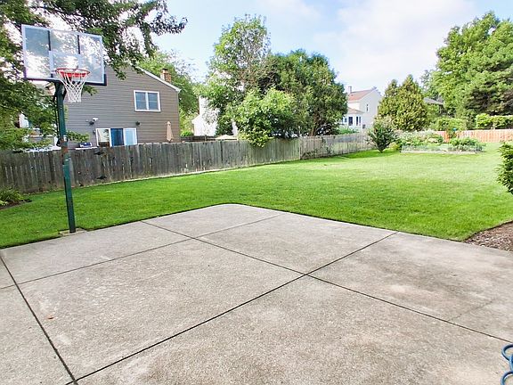 4th image of 920 Chaucer Way