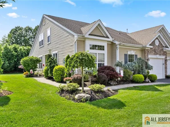 9 Timber Hill Dr, Monroe Township, NJ 08831