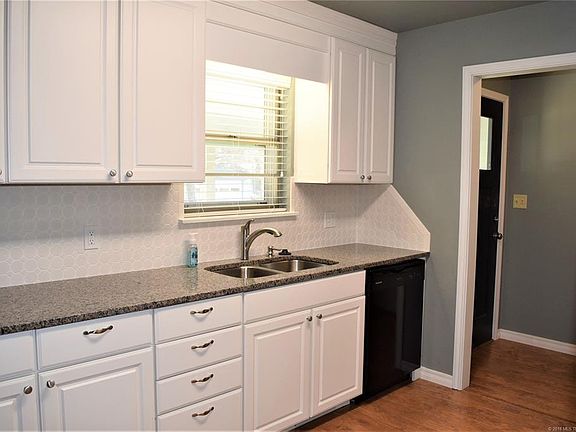 3rd image of 1724 Surrey Dr