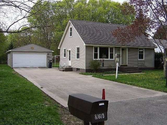 1st image of 860 W 25th St
