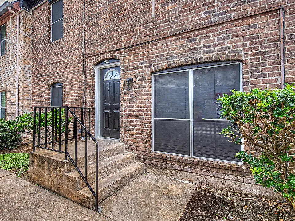 830 Threadneedle St #228