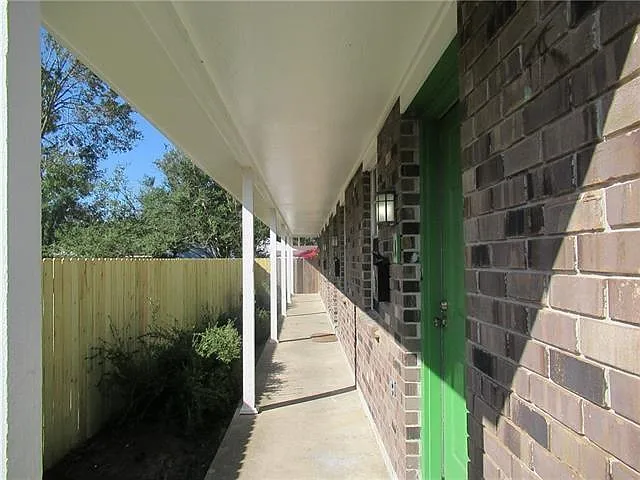 Building Photo - 588 Oak Ave