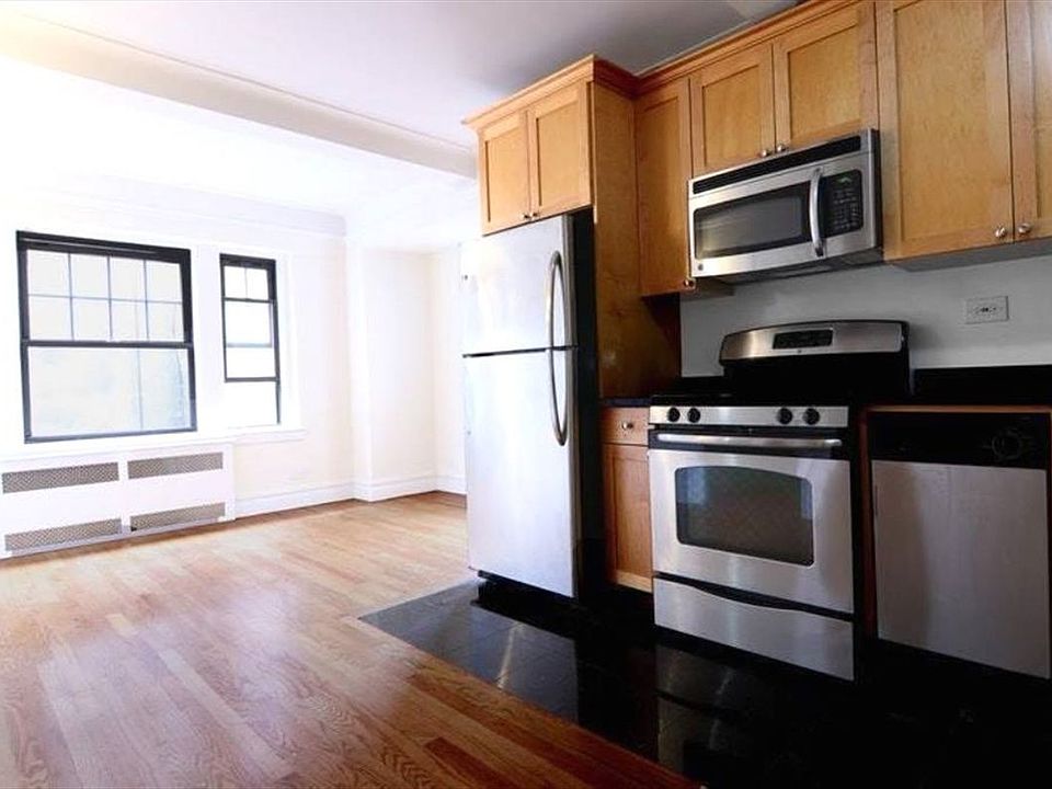 2nd image of 95 Christopher St APT 4O