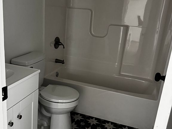 3rd image of 2902 Westhaven Dr #B