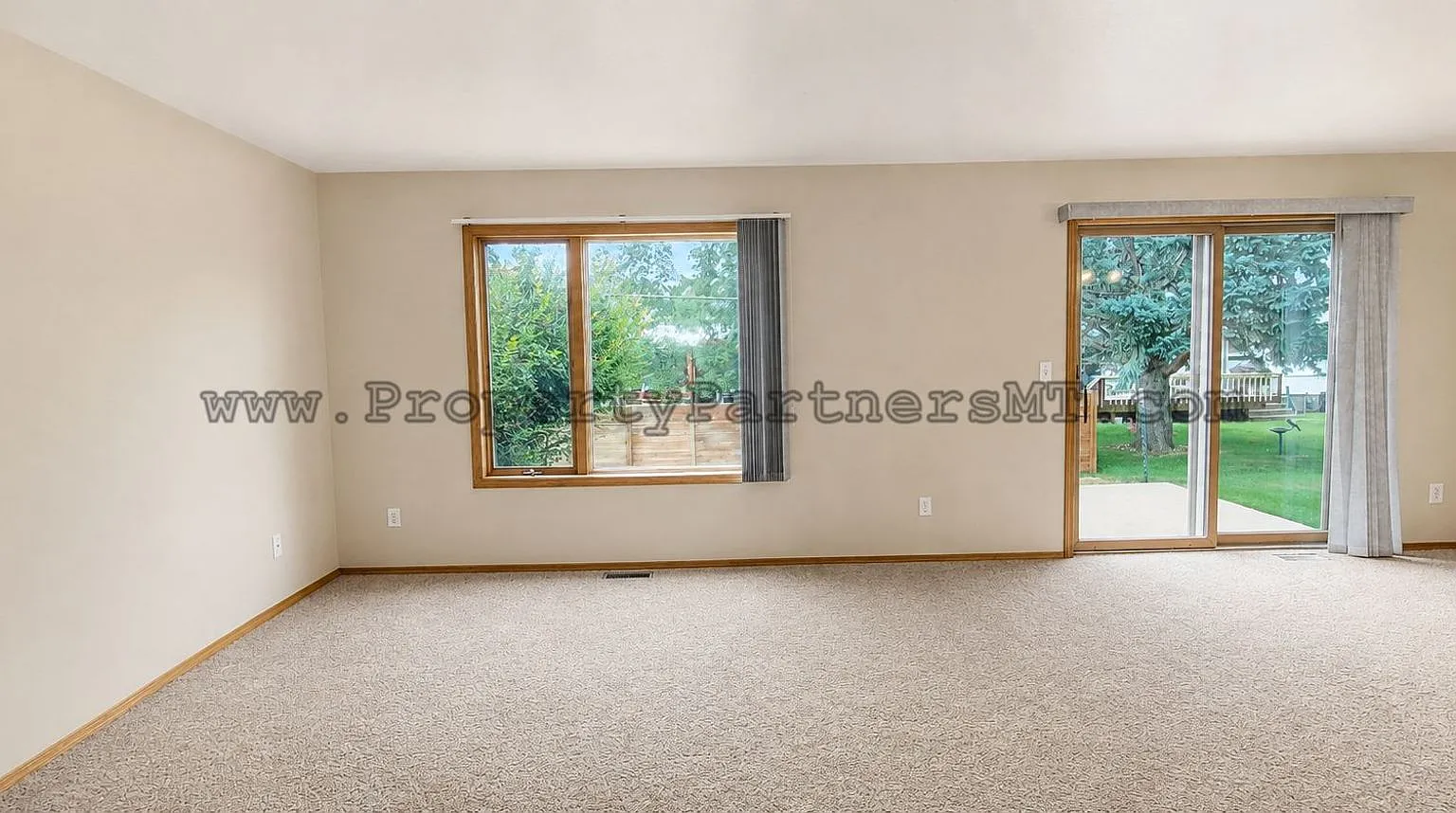Spacious 3 Bed/2.5 Bath Duplex with Garage! — Photo 3