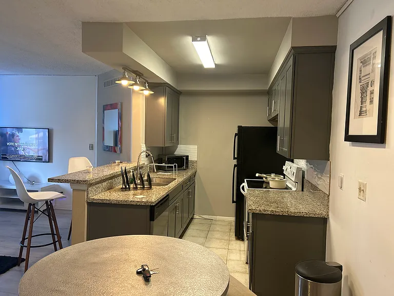 967 S Barrington Ave #4 — Photo 5