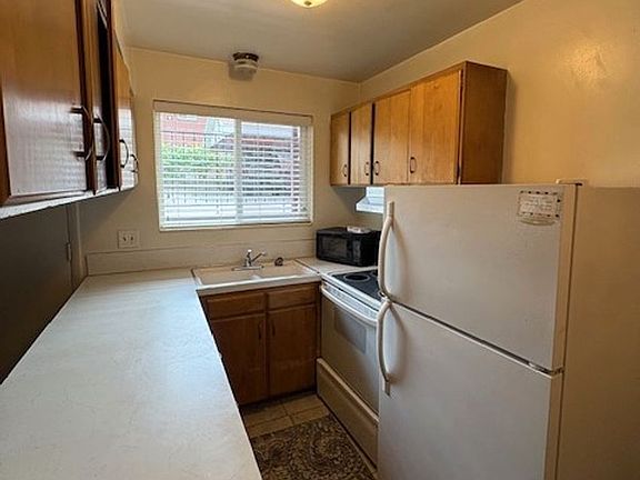 3rd image of 828 E 200 S APT 2