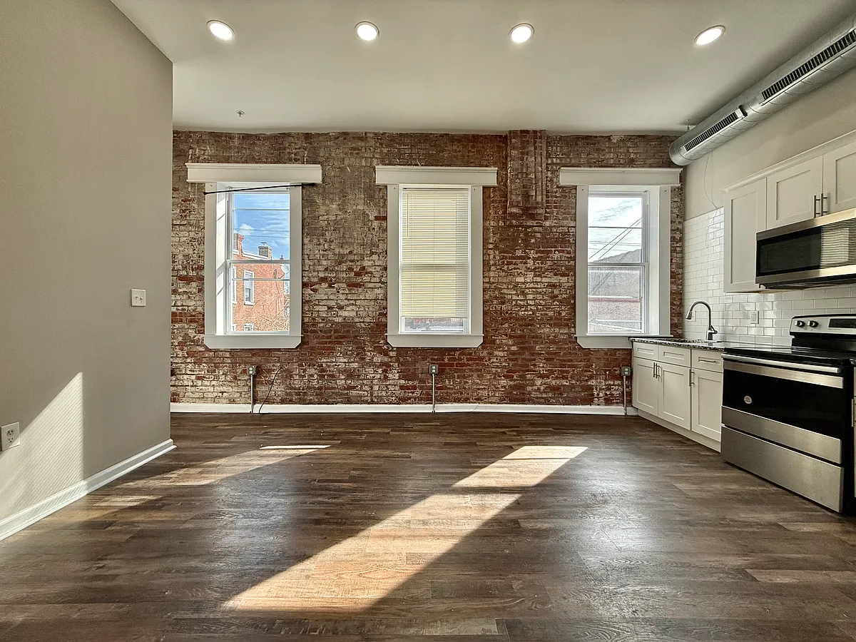 Building Photo - 537 N 64th St #1