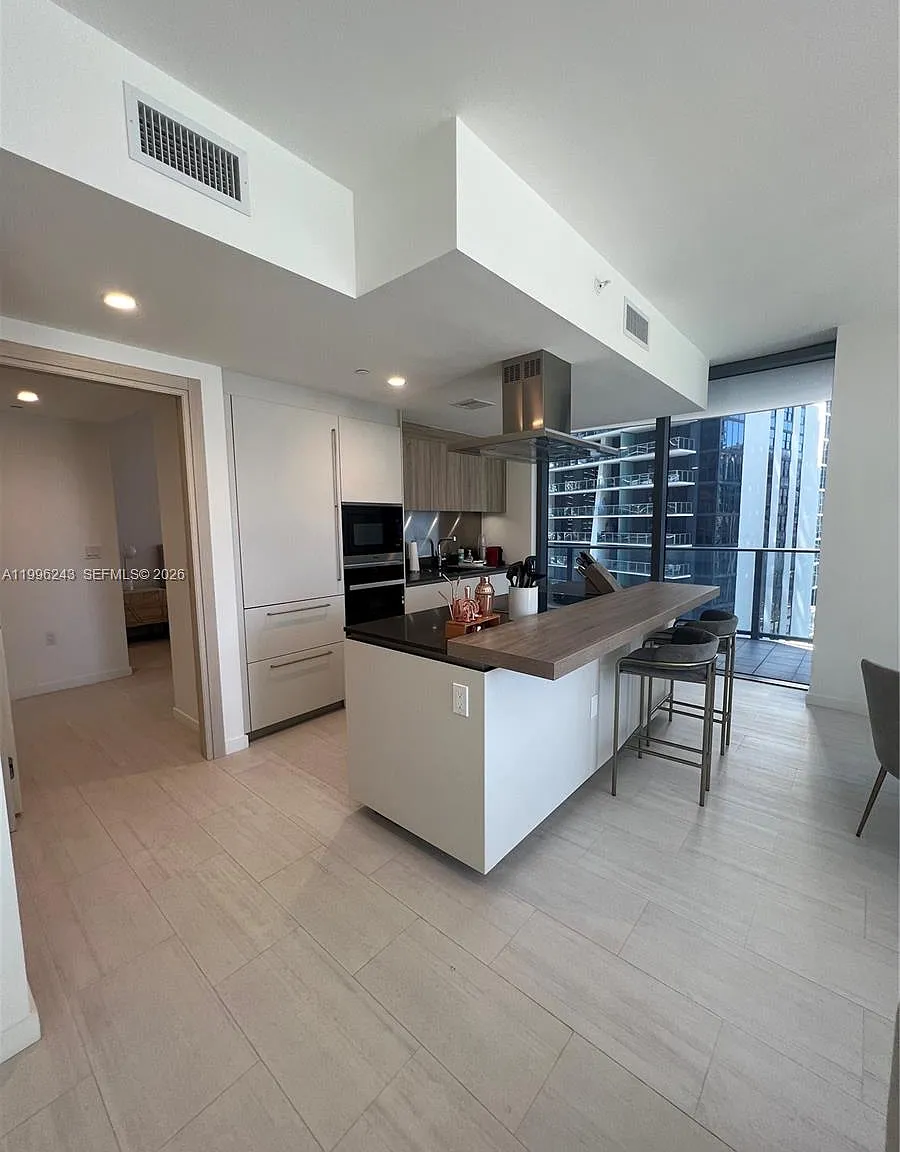 2 bed, 2.5 bath, 1401 sqft, $9,000 — Photo 2