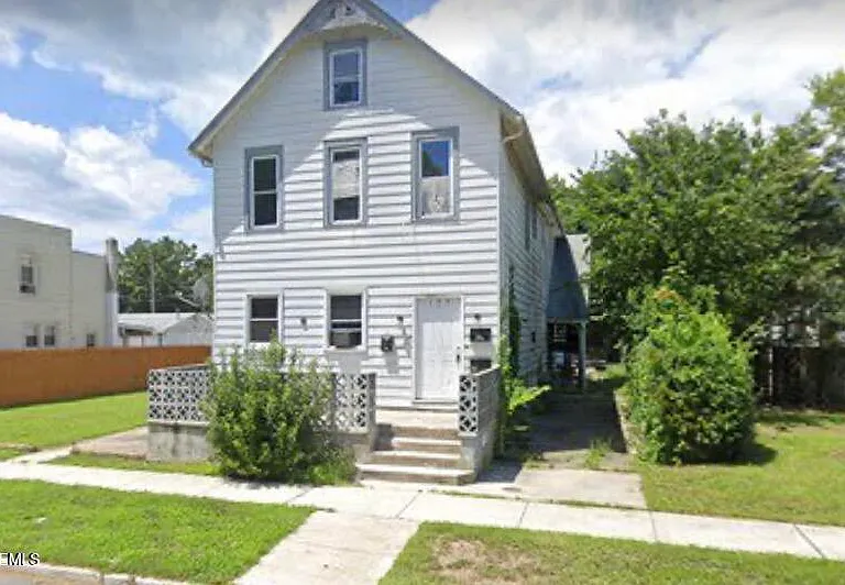 125 London Ave #B — Photo 1