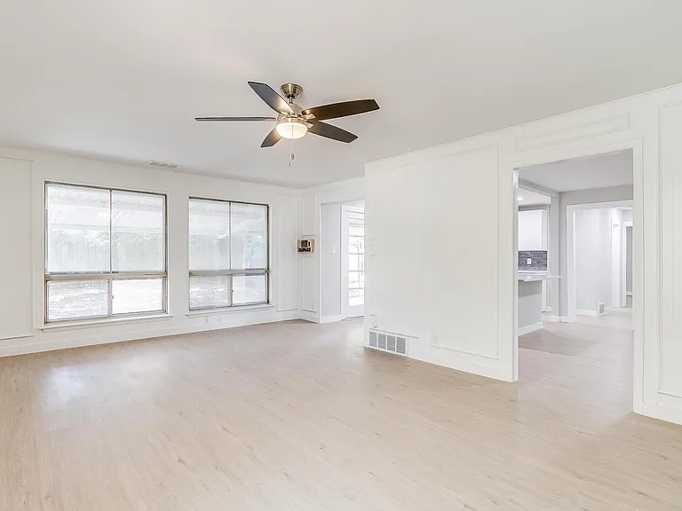 802 Sutton Ct — Photo 8