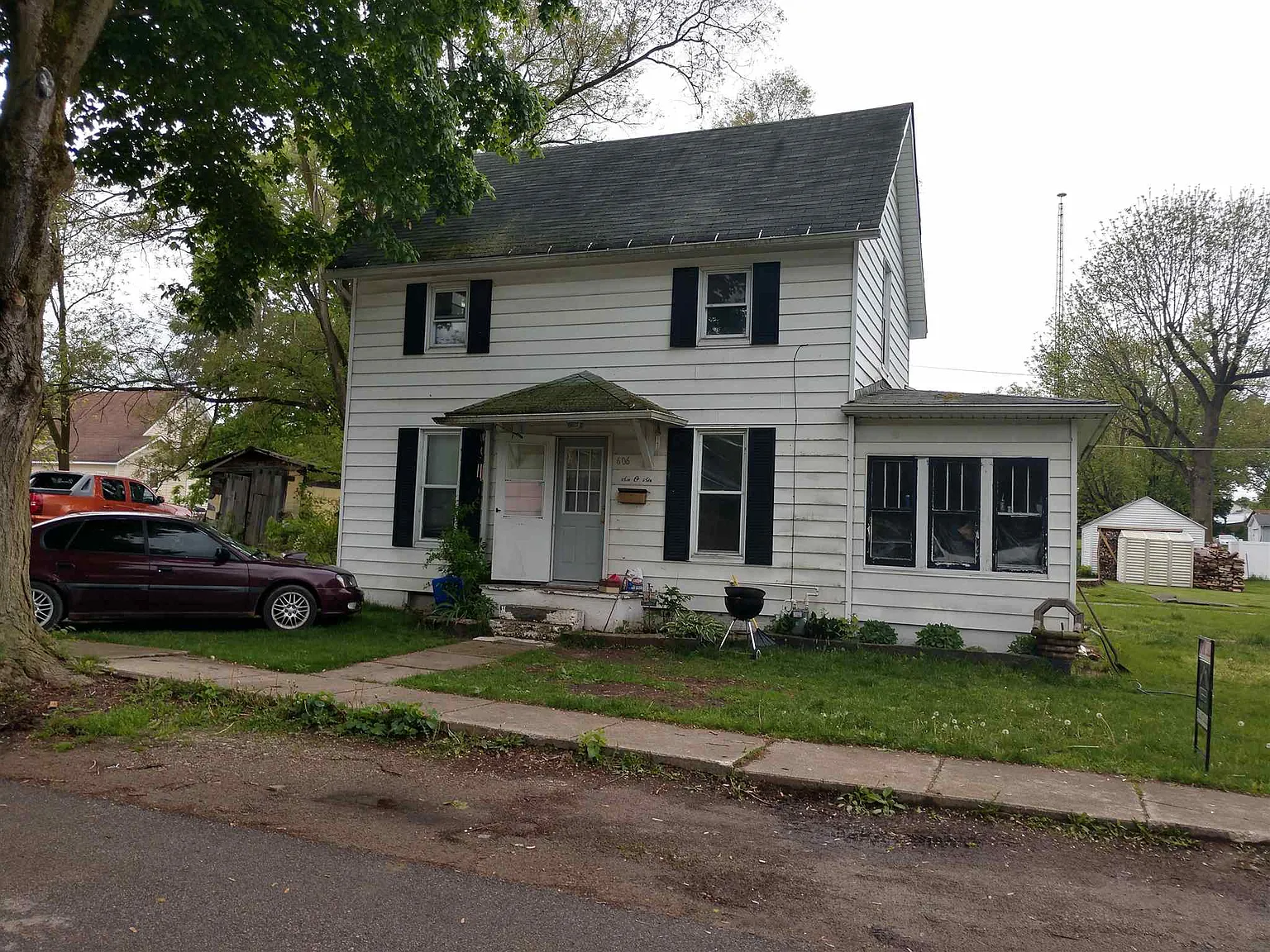 606 Smith St photo 1