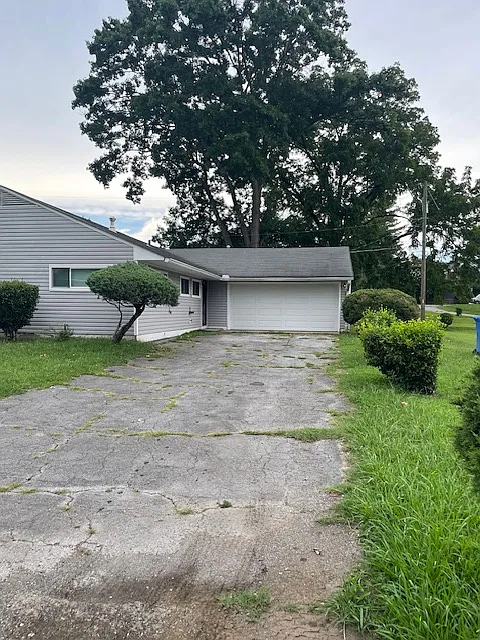 3 bed, 1.5 bath, 1296 sqft, $2,200 — Photo 2