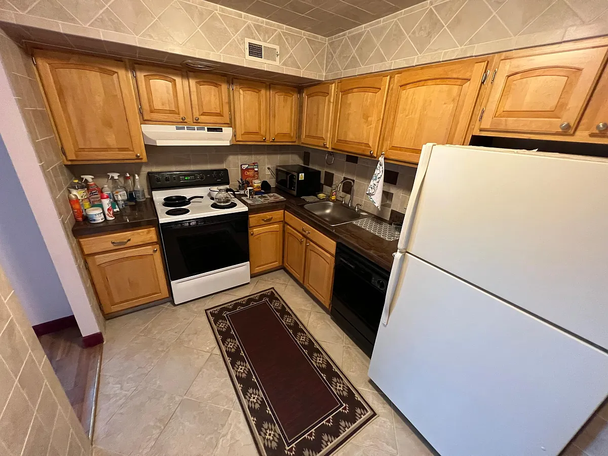Kitchen - 220 Linden St #604