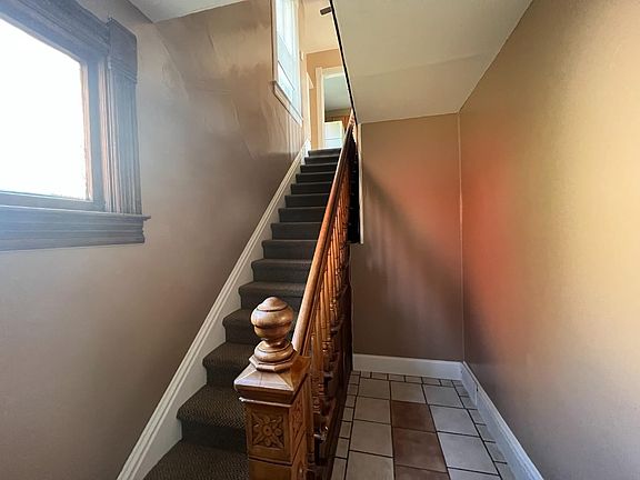 2nd image of 109 Lincolnway