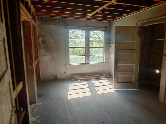5th image of 103 N Mill St
