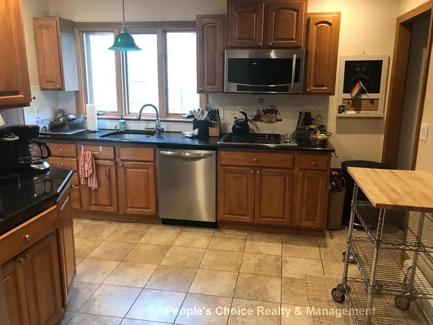 4 bed, 2.0 bath, $4,800 — Photo 2