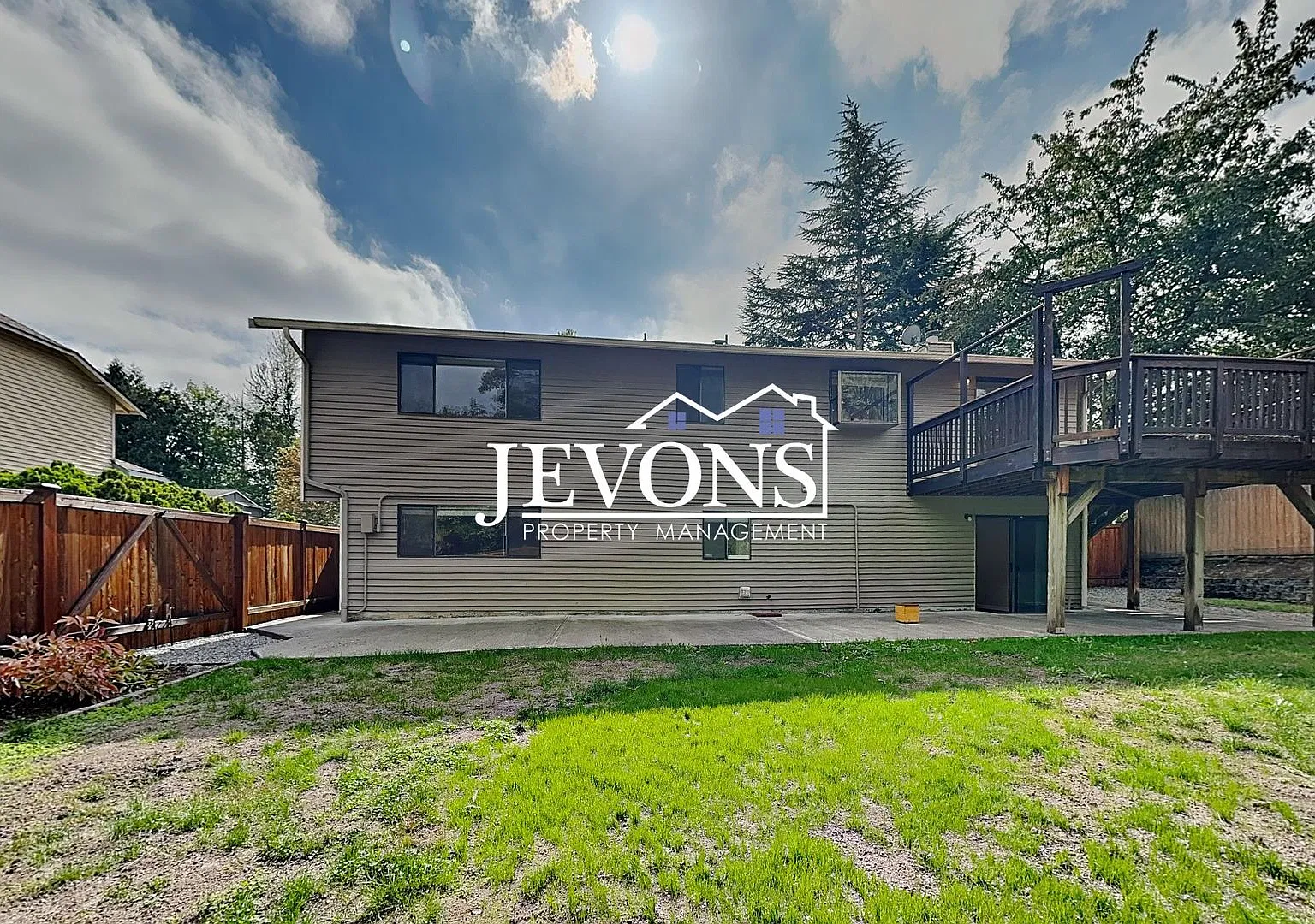 Discover Your New Home in Renton - Lawn care is provided and paid for by the owner. — Photo 4