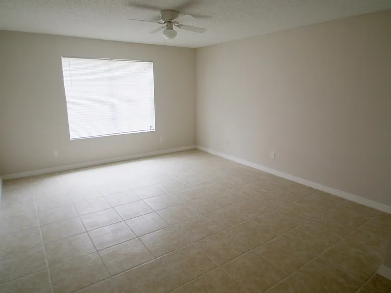 1137 SW Estaugh Ave — Photo 2