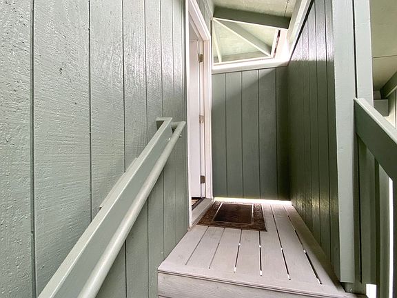 4th image of 108 Maluniu Ave APT B