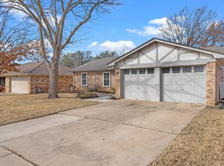 913 Monterrey St, Bedford, TX 76022