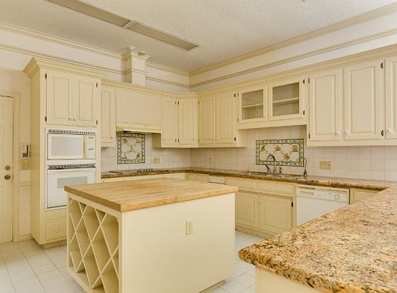 5th image of 612 E Newport Ln