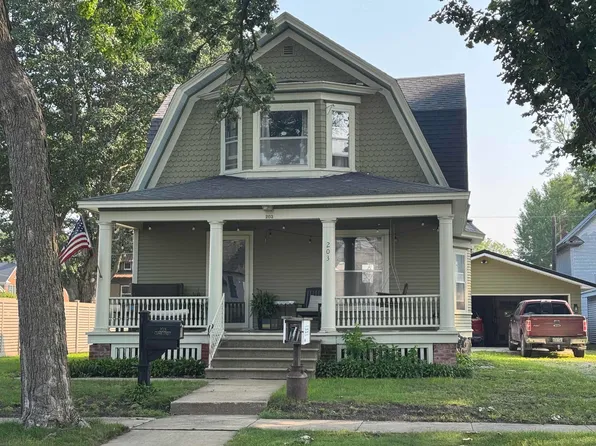 203 Clark St, Charles City, IA 50616