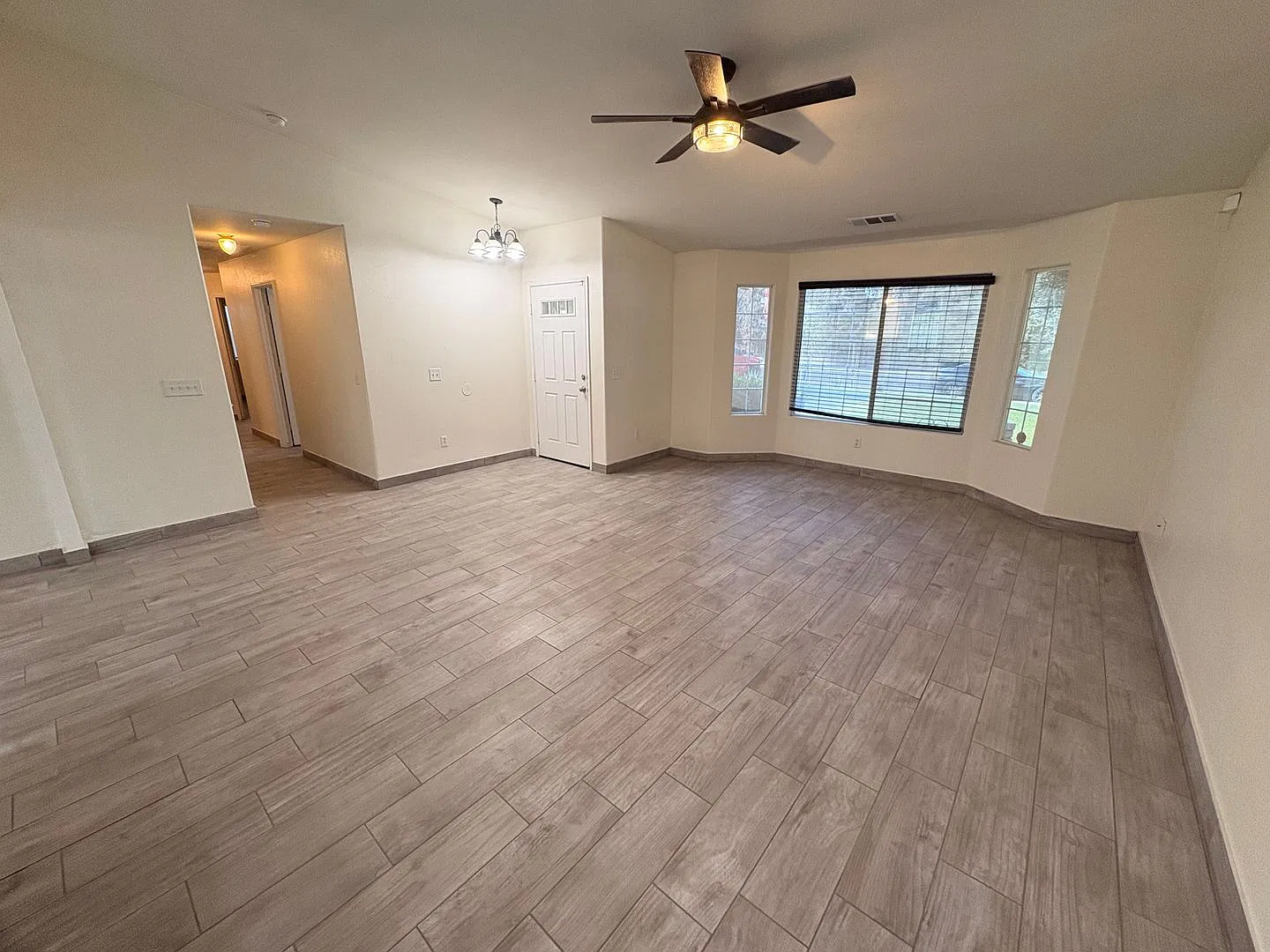 Cozy 4 bedroom, 2 bathroom home in Visalia — Photo 3