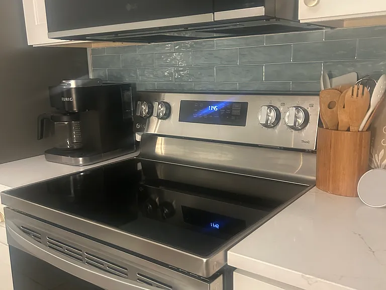 Air Fryer Option on Oven
Coffee Maker with Single or Carafe Options.