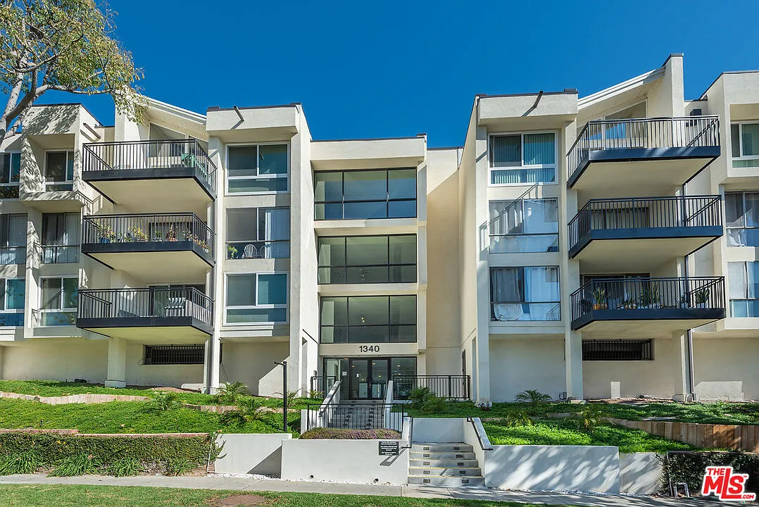 1 bed, 1.0 bath, 873 sqft, $3,600 — Photo 2