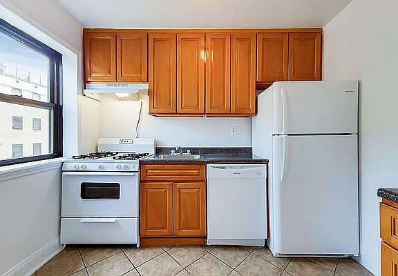 3rd image of 20-51 Crescent St #1B
